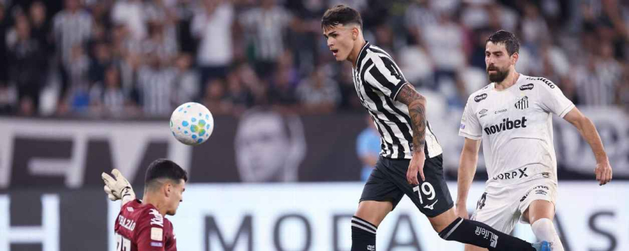 Botafogo aproveita falha bizarra da defesa do Santos e vence na retomada do Brasileirão