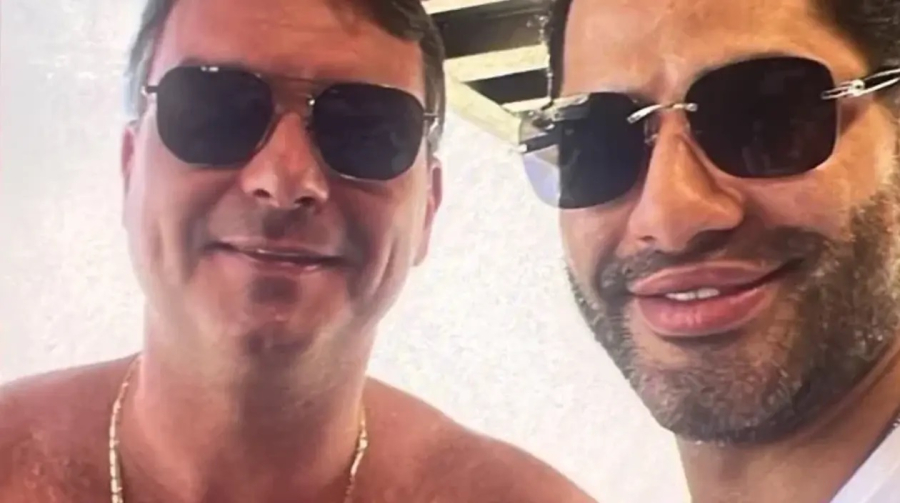 Alerta no PL: aliados temem novos materiais após foto de Flávio Bolsonaro com Sicário
