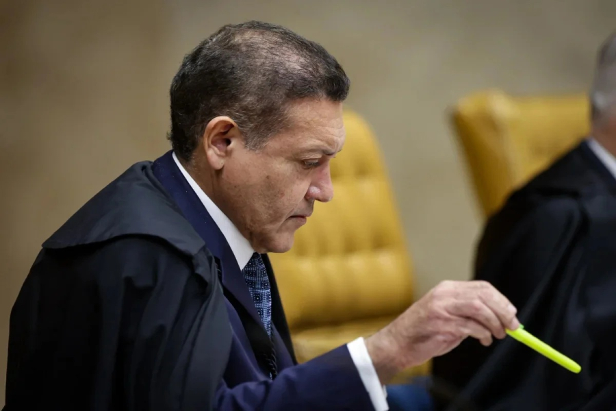 Ministros do STF esperam de Nunes Marques defesa das urnas e punição a Flávio Bolsonaro