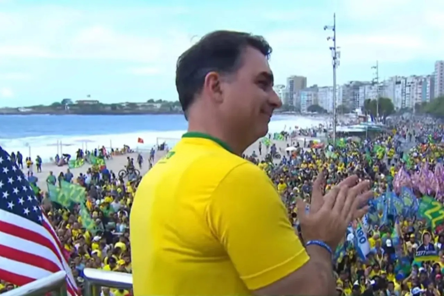 Público reduzido marca primeiro ato de Flávio Bolsonaro no Rio