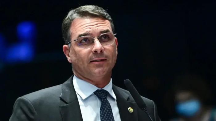 O alerta do maquiador: Flávio Bolsonaro está nu