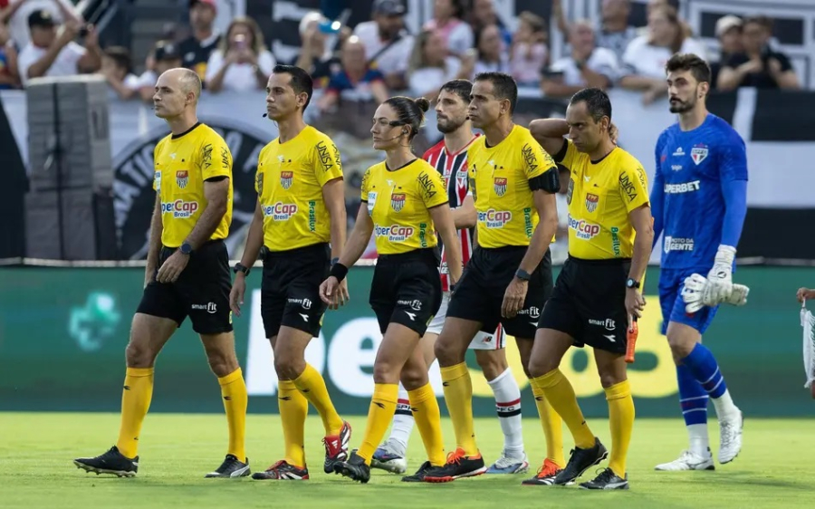Torcedores se revoltam com arbitragem em Bragantino x São Paulo: 'Muito pênalti'