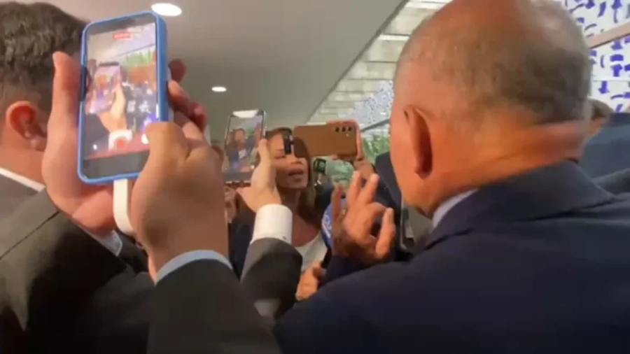 Repórter do ICL Notícias é cercada e intimidada após questionar parlamentares