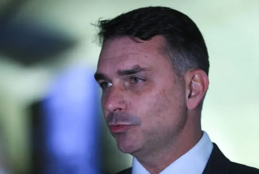 Bomba: Folha teve acesso a anotações de Flávio Bolsonaro sobre candidatos nos estados