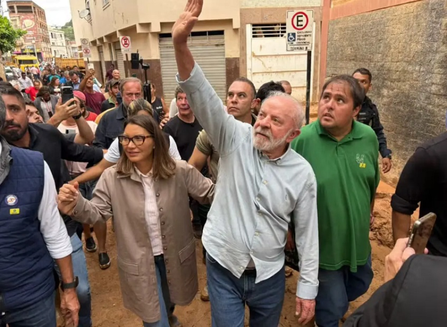 Lula presta homenagens às vítimas das enchentes em MG e cobra ações do governo