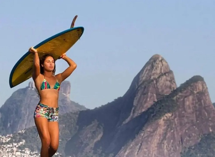 A surfista brasileira que pode bater recorde mundial após onda gigante