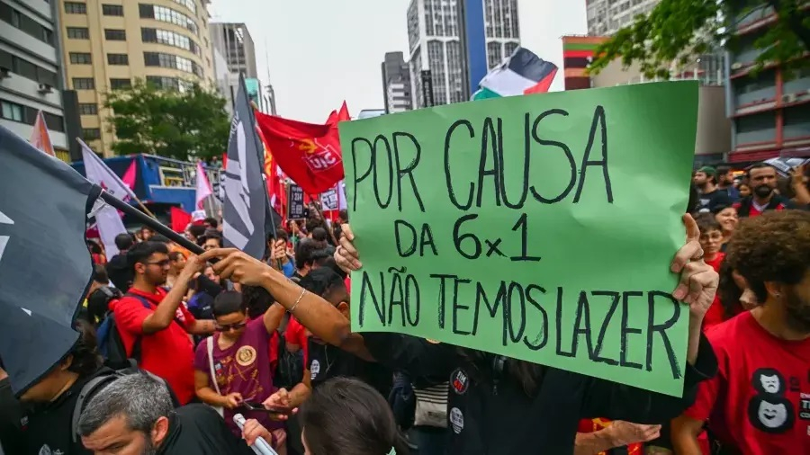 Sakamoto: Com derrota nas redes, empresas travam batalha contra 6×1 na imprensa