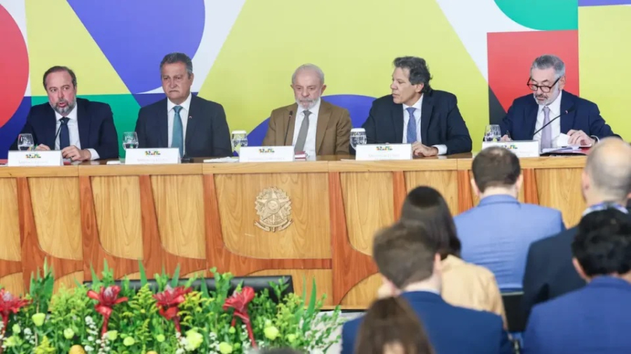 Lula zera PIS e Cofins sobre óleo diesel para conter alta dos combustíveis