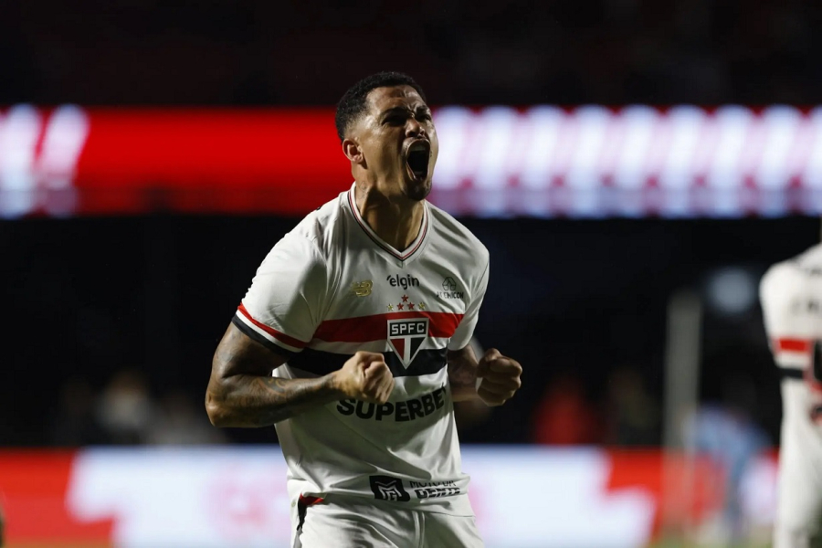 Na estreia de Roger Machado, São Paulo vence Chapecoense e vira líder