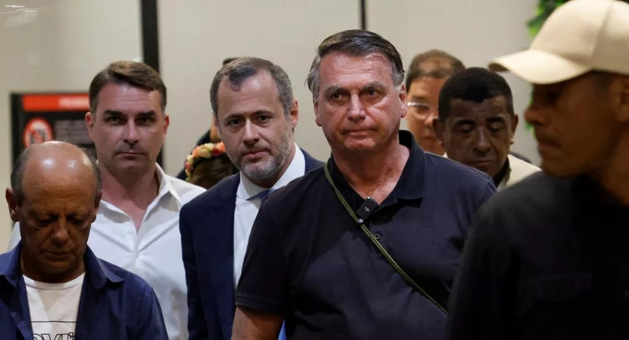 Não há confirmação de que Bolsonaro esteja vomitando fezes