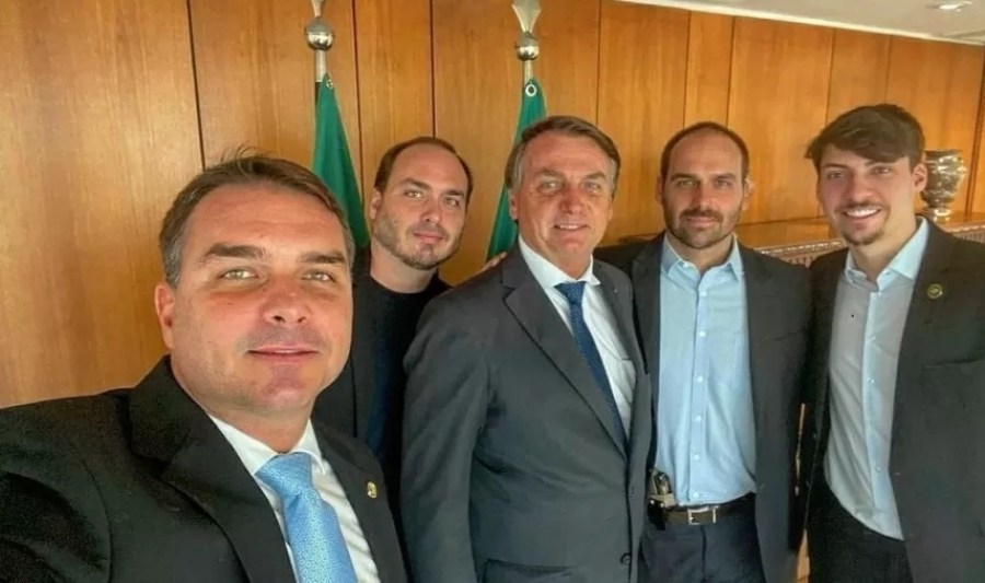FAMÍLIA BOLSONARO AGRIDE JORNALISTAS NA FRENTE DE HOSPITAL EM BRASÍLIA