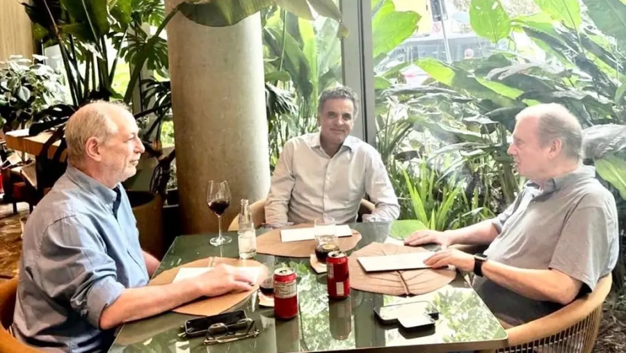 Aécio participa de reunião com Ciro e Tasso para analisar cenário político do Ceará