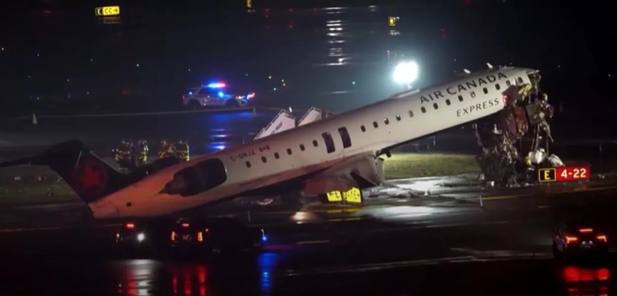 Avião colide com caminhão de bombeiros em aeroporto de NY e deixa mortos (vídeo)