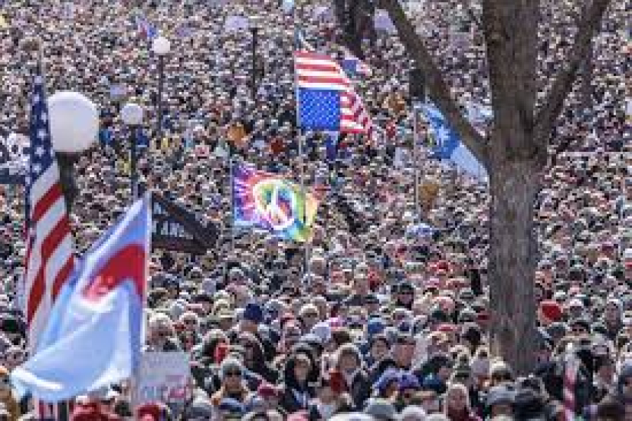 SETE MILHÕES TOMAM AS RUAS DOS ESTADOS UNIDOS EM PROTESTOS CONTRA TRUMP