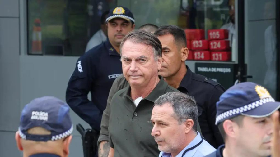 Policial que flagrou Bolsonaro tentando violar tornozeleira troca carregador do artefato durante madrugada