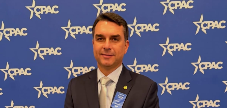 VIOLAÇÃO À LEI: Flávio Bolsonaro é acusado de crimes contra a soberania e a integridade nacional