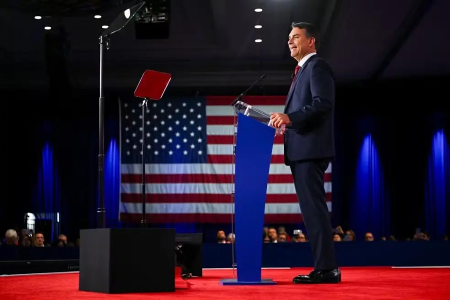 Folha critica “golpismo de Flávio Bolsonaro” e pede explicações sobre rachadinhas e milicianos