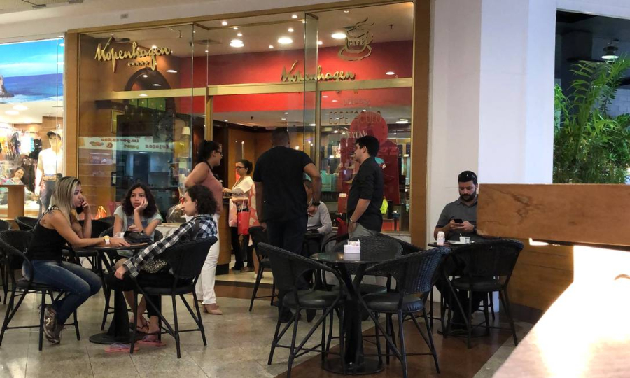 Flávio Bolsonaro quitou mansão com renda de “chocolate” junto ao ex-chefão do BRB