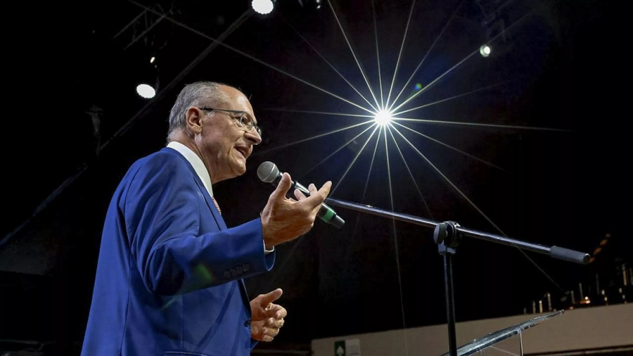 Alckmin celebra queda do dólar abaixo de R$ 5 e destaca melhora de indicadores econômicos