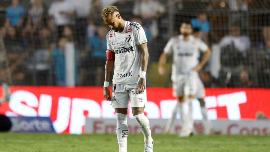 Jornal espanhol critica Neymar por tentar 'chapéu' no meio-campo com Santos perdendo