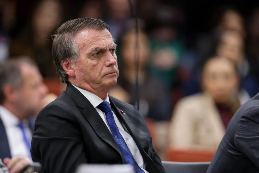 Bolsonaro intimidava e ameaçava aliados e opositores usando as Forças Armadas para se manter no poder