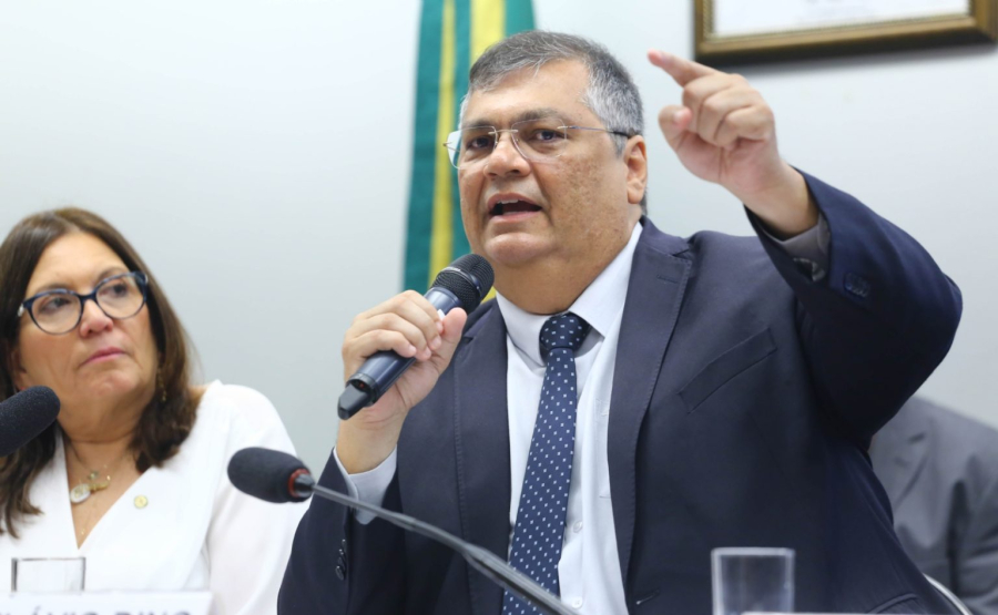 Dino defende revisão do Código Penal para punir juízes e advogados