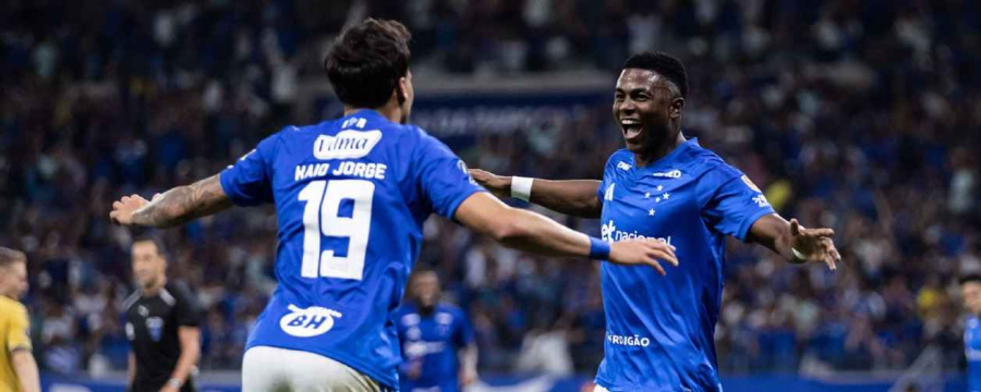 Cruzeiro se aproveita de expulsão e bate Boca Juniors