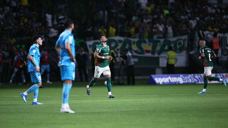 Na volta de Paulinho, Palmeiras tem gol anulado no fim e empata com Santos