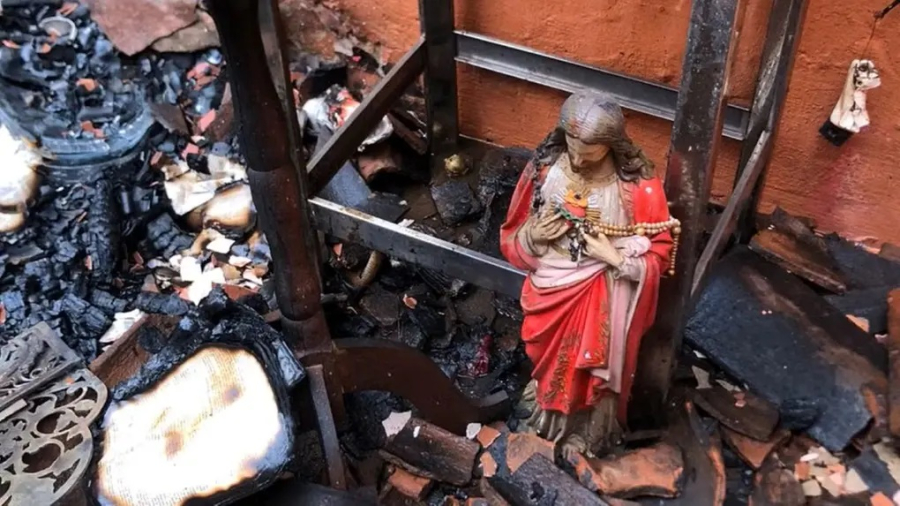 Imagem de Cristo fica intacta após incêndio destruir casa no Piauí