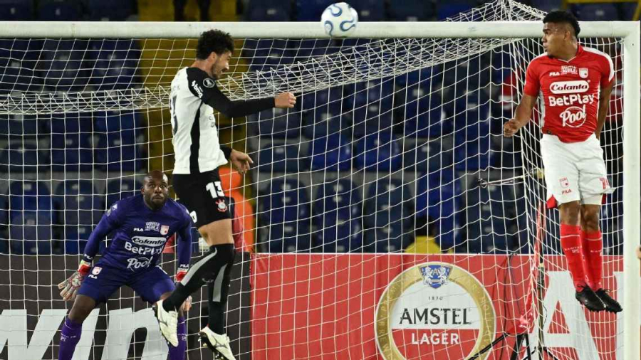 Corinthians marca no fim e busca empate com Santa Fe