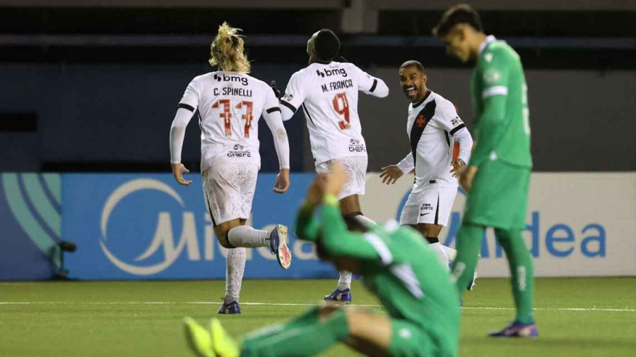 Vasco supera gol contra bizarro e vira sobre Audax