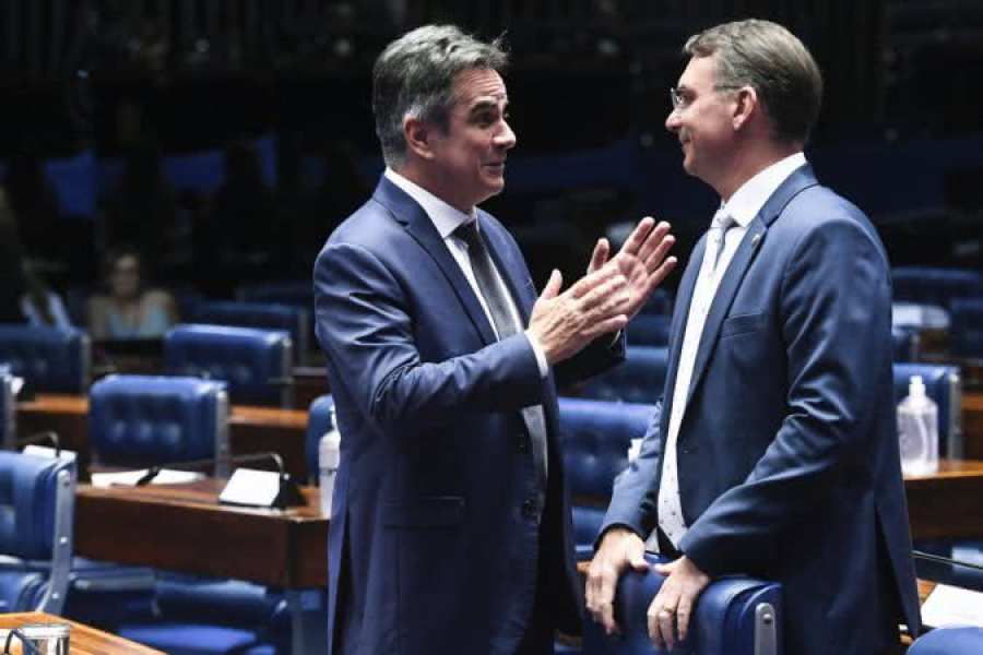 Parceiro de Bolsonaro, Ciro Nogueira vira problema e Flávio tenta se livrar