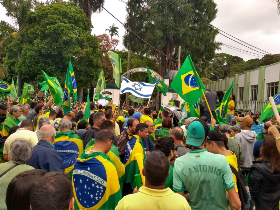 AUTODESTRUIÇÃO DA DIREITA