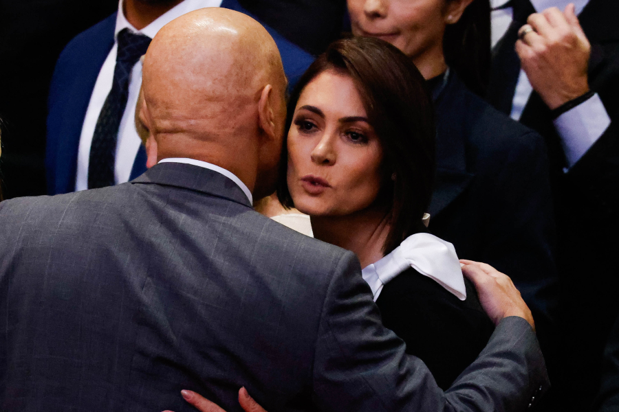 O abraço entre Moraes e Michelle Bolsonaro que chamou atenção no TSE