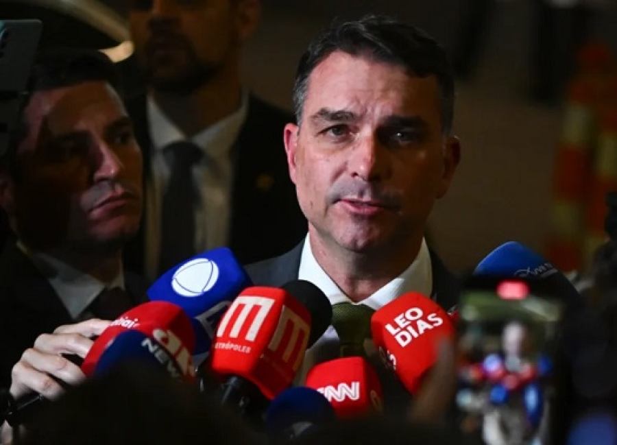 Flávio Bolsonaro confirma pedido para que Vorcaro financiasse filme sobre o pai