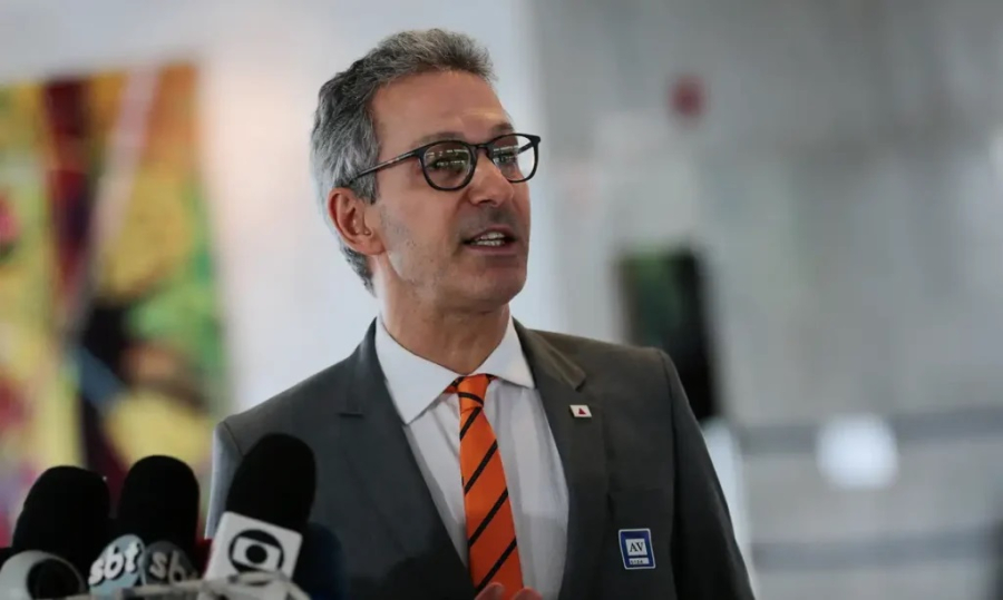 Zema critica Flávio Bolsonaro: 'Ouvir você cobrando dinheiro do Vorcaro é imperdoável'