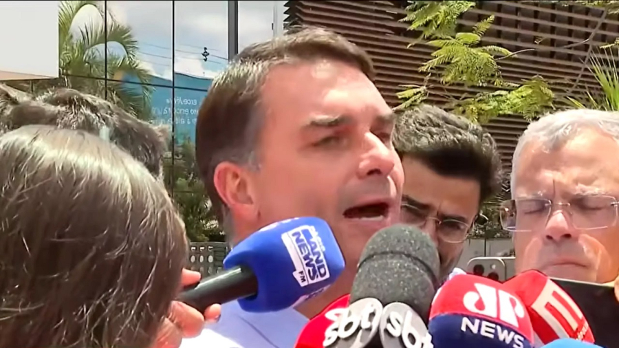 Flávio Bolsonaro entrega Eduardo e admite que dinheiro de Vorcaro foi para fundo do irmão