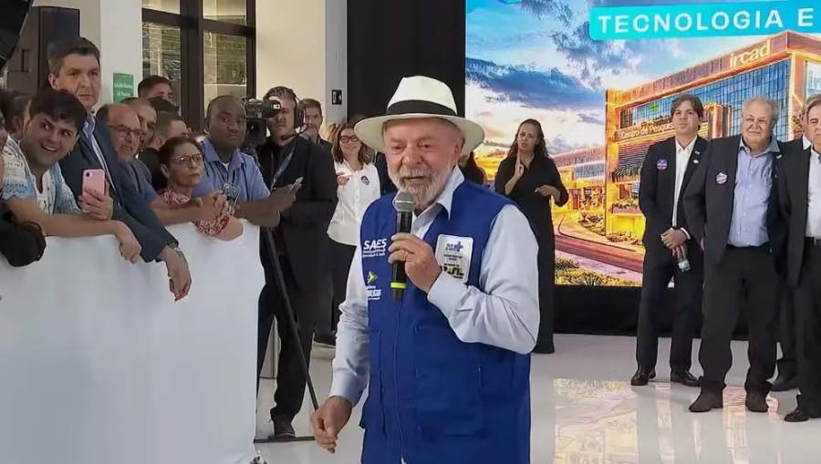 VÍDEO – “Aqui não tem dinheiro do Vorcaro”: Lula ironiza Flávio em visita a hospital