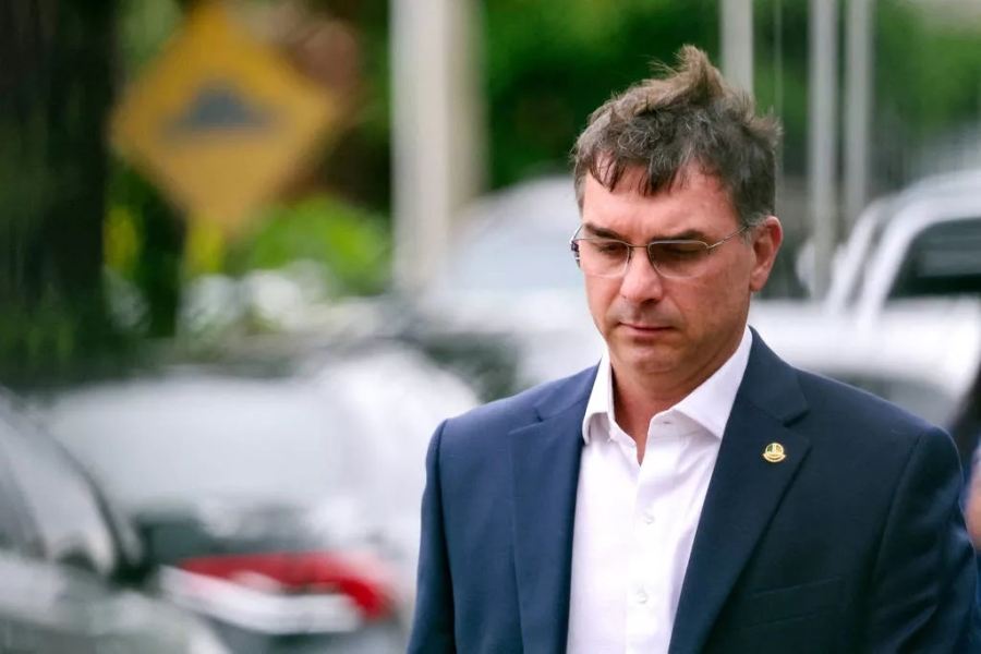Derretendo nas pesquisas, Flávio Bolsonaro convoca reunião de emergência