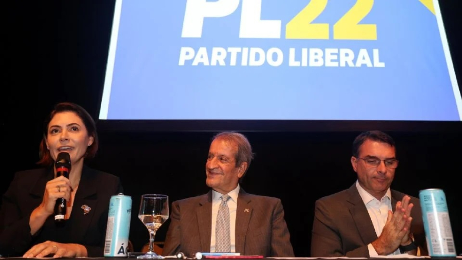 Michelle Bolsonaro diz não ‘se meter’ em crise sobre Flávio e que tem que cuidar do marido