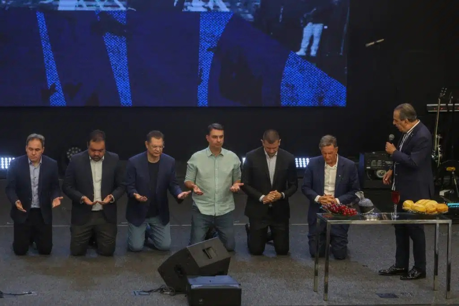 Flávio Bolsonaro derrete 15 pontos no eleitorado evangélico