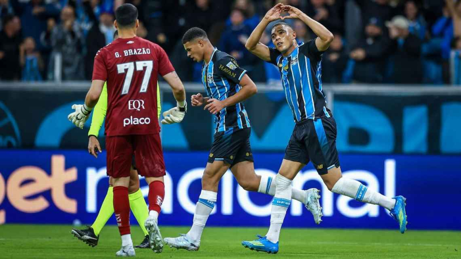 Grêmio vence de virada e manda Santos para o Z-4