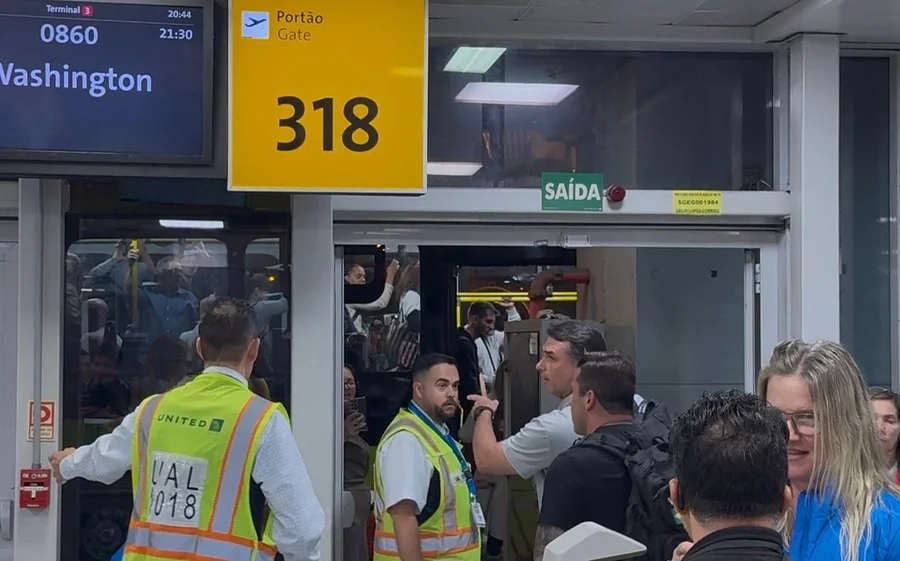 Flávio Bolsonaro embarca aos EUA para tentar encontro com Trump em meio à crise Vorcaro