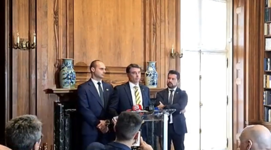 Conselheiro de Trump evita declarar apoio de Trump a Flávio Bolsonaro nos EUA