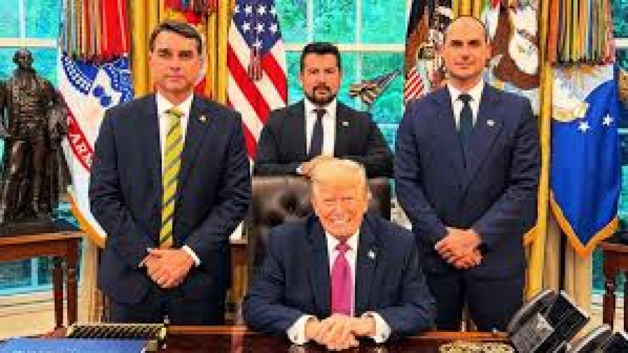 FOTOS ESTRANHAS COM TRUMP
