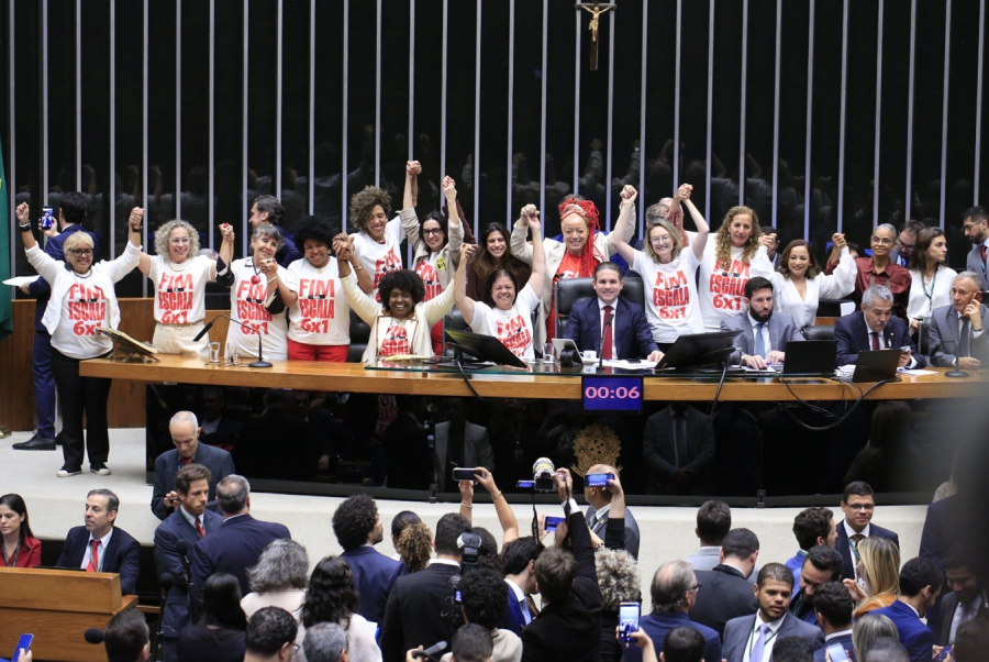 VITÓRIA DE LULA: Câmara aprova PEC que acaba com escala 6×1 e reduz jornada para 40h