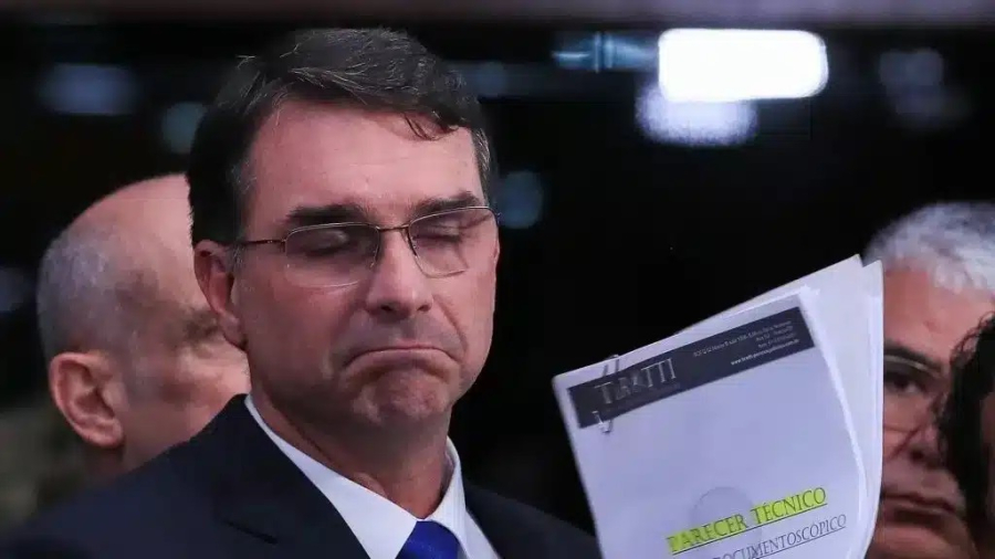 “Família Bolsonaro coloca Pix em perigo”, diz ministro da Fazenda