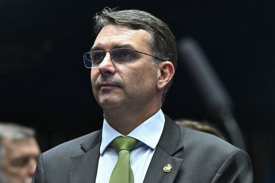 Estadão rebate Flávio Bolsonaro e diz que cabe ao Brasil combater PCC e CV