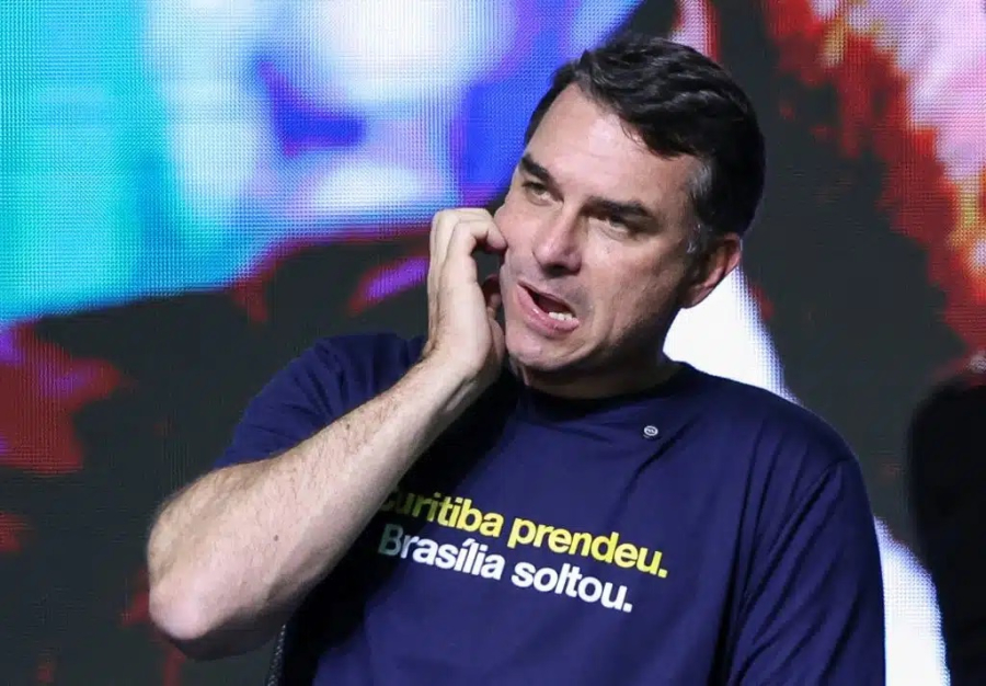PGR decide se Moraes pode investigar Flávio Bolsonaro por dinheiro de Vorcaro e coação nos EUA