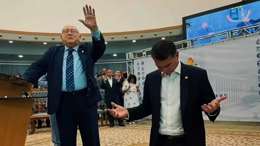 Flávio Bolsonaro perde apoio entre evangélicos, aponta Quaest